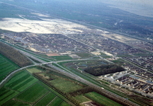 831986 Luchtfoto van een deel van Maarssenbroek (gemeente Maarssen) met op de links de A2, in het midden de ...